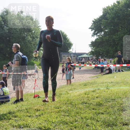 15.06.2025 - 27. Vierlanden-Triathlon KatJ http://msf.ph/oto/7984447 15.06.2025 08:55:41 Schwimmen 225 meine-sportfotos.de