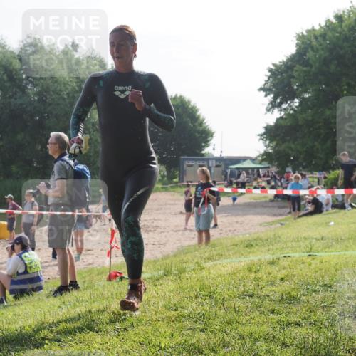 15.06.2025 - 27. Vierlanden-Triathlon KatJ http://msf.ph/oto/7984466 15.06.2025 08:55:42 Schwimmen 225 meine-sportfotos.de