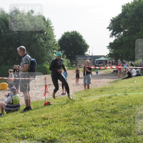 15.06.2025 - 27. Vierlanden-Triathlon KatJ http://msf.ph/oto/7984499 15.06.2025 08:56:18 Schwimmen 239 meine-sportfotos.de