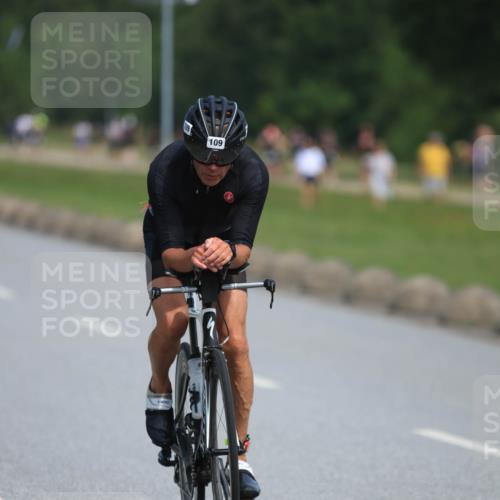 21.06.2025 - 27. Vierlanden-Triathlon H.Heesch http://msf.ph/oto/7984507 15.06.2025 11:22:55 Radfahren 109, 770, 776, 946 meine-sportfotos.de