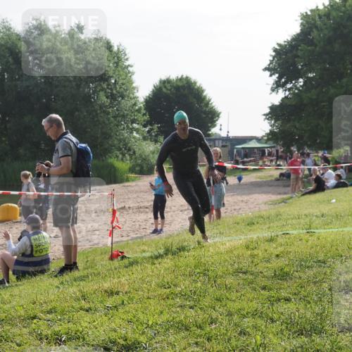 15.06.2025 - 27. Vierlanden-Triathlon KatJ http://msf.ph/oto/7984516 15.06.2025 08:56:18 Schwimmen 239 meine-sportfotos.de