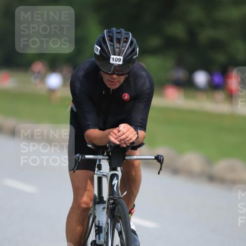 21.06.2025 - 27. Vierlanden-Triathlon H.Heesch http://msf.ph/oto/7984517 15.06.2025 11:22:56 Radfahren 109, 770, 776, 946, 963 meine-sportfotos.de