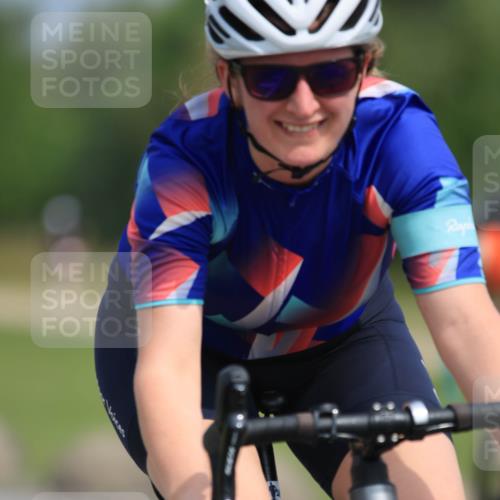 15.06.2025 - 27. Vierlanden-Triathlon H.Heesch http://msf.ph/oto/7984525 15.06.2025 11:00:31 Radfahren 61, 157, 162, 227, 417, 489, 571, 638, 650 meine-sportfotos.de