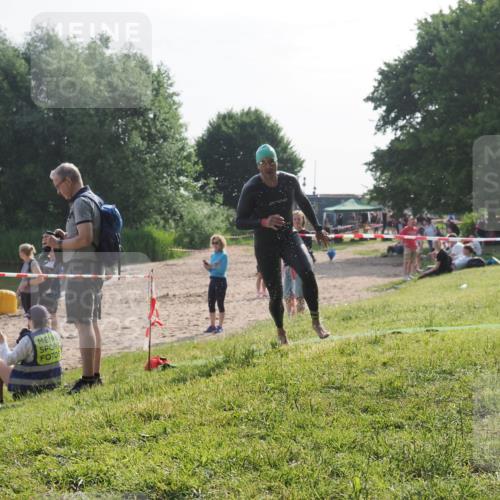 15.06.2025 - 27. Vierlanden-Triathlon KatJ http://msf.ph/oto/7984526 15.06.2025 08:56:18 Schwimmen 239 meine-sportfotos.de