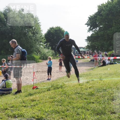 15.06.2025 - 27. Vierlanden-Triathlon KatJ http://msf.ph/oto/7984531 15.06.2025 08:56:18 Schwimmen 239 meine-sportfotos.de