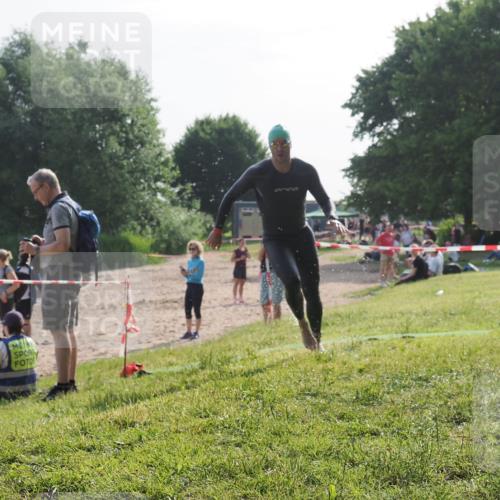 15.06.2025 - 27. Vierlanden-Triathlon KatJ http://msf.ph/oto/7984540 15.06.2025 08:56:18 Schwimmen 239 meine-sportfotos.de