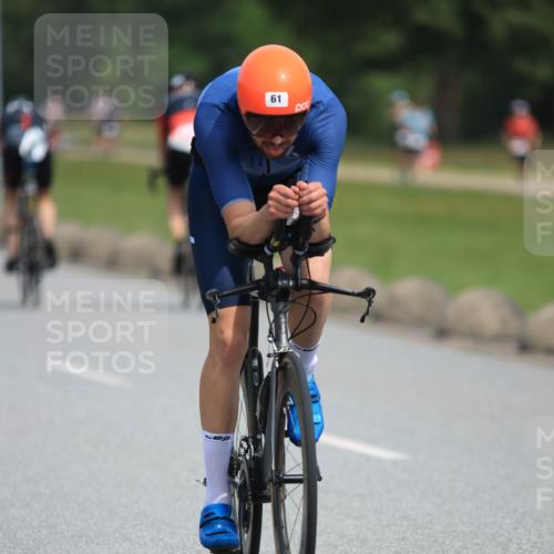 15.06.2025 - 27. Vierlanden-Triathlon H.Heesch http://msf.ph/oto/7984542 15.06.2025 11:00:39 Radfahren 61, 162, 226, 417, 421, 586, 726, 759 meine-sportfotos.de