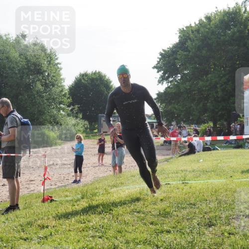 15.06.2025 - 27. Vierlanden-Triathlon KatJ http://msf.ph/oto/7984554 15.06.2025 08:56:18 Schwimmen 239 meine-sportfotos.de