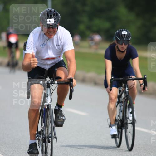 15.06.2025 - 27. Vierlanden-Triathlon H.Heesch http://msf.ph/oto/7984555 15.06.2025 11:00:42 Radfahren 61, 226, 421, 586, 726, 759 meine-sportfotos.de