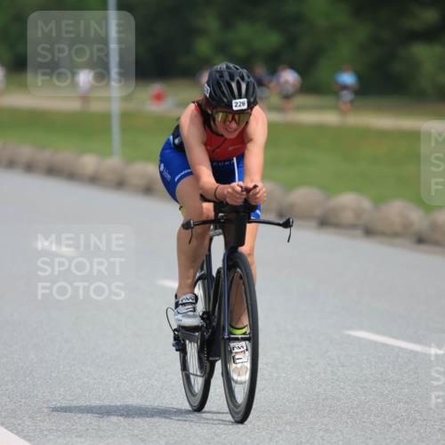15.06.2025 - 27. Vierlanden-Triathlon H.Heesch http://msf.ph/oto/7984581 15.06.2025 11:00:43 Radfahren 61, 226, 421, 586, 726, 759 meine-sportfotos.de