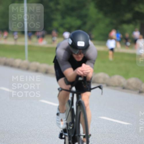21.06.2025 - 27. Vierlanden-Triathlon H.Heesch http://msf.ph/oto/7984592 15.06.2025 11:23:17 Radfahren 180, 183, 753, 858 meine-sportfotos.de