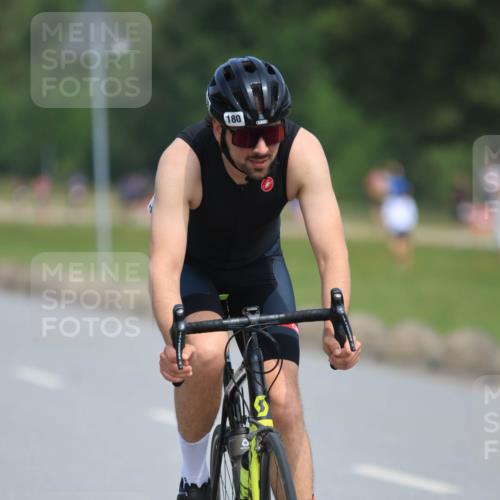 21.06.2025 - 27. Vierlanden-Triathlon H.Heesch http://msf.ph/oto/7984608 15.06.2025 11:23:18 Radfahren 180, 183, 753, 858 meine-sportfotos.de