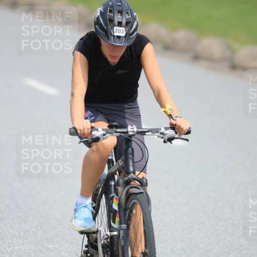 15.06.2025 - 27. Vierlanden-Triathlon H.Heesch http://msf.ph/oto/7984622 15.06.2025 11:00:58 Radfahren 163, 203, 695 meine-sportfotos.de