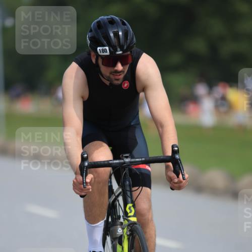 21.06.2025 - 27. Vierlanden-Triathlon H.Heesch http://msf.ph/oto/7984627 15.06.2025 11:23:18 Radfahren 180, 183, 753, 858 meine-sportfotos.de