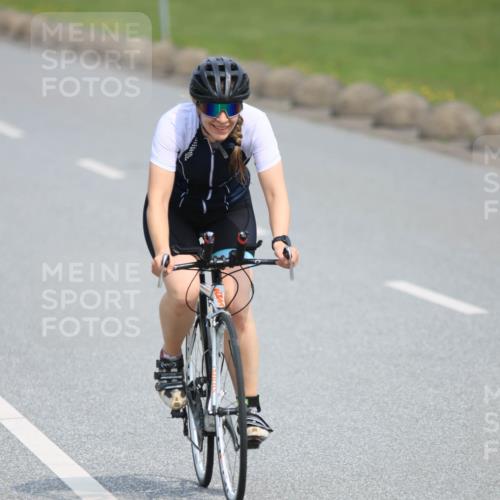 15.06.2025 - 27. Vierlanden-Triathlon H.Heesch http://msf.ph/oto/7984688 15.06.2025 11:01:57 Radfahren 32, 221, 238, 567 meine-sportfotos.de