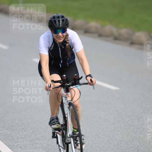 15.06.2025 - 27. Vierlanden-Triathlon H.Heesch http://msf.ph/oto/7984695 15.06.2025 11:01:58 Radfahren 221, 238, 567 meine-sportfotos.de