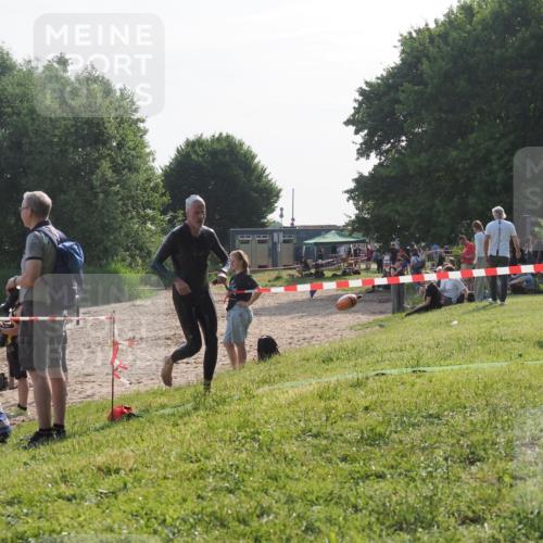 15.06.2025 - 27. Vierlanden-Triathlon KatJ http://msf.ph/oto/7984701 15.06.2025 08:58:08 Schwimmen 151, 157 meine-sportfotos.de