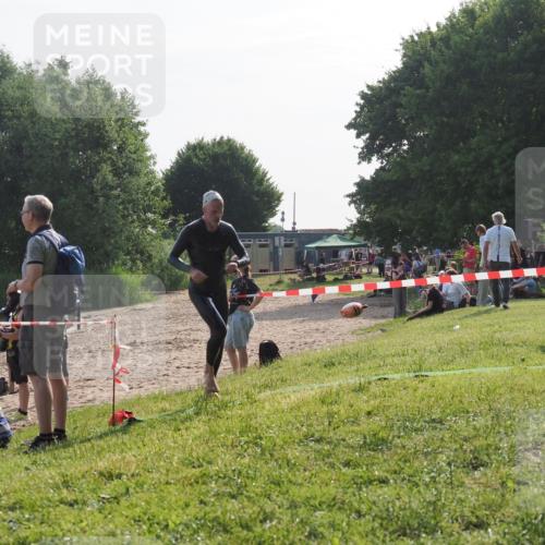 15.06.2025 - 27. Vierlanden-Triathlon KatJ http://msf.ph/oto/7984707 15.06.2025 08:58:08 Schwimmen 151, 157 meine-sportfotos.de