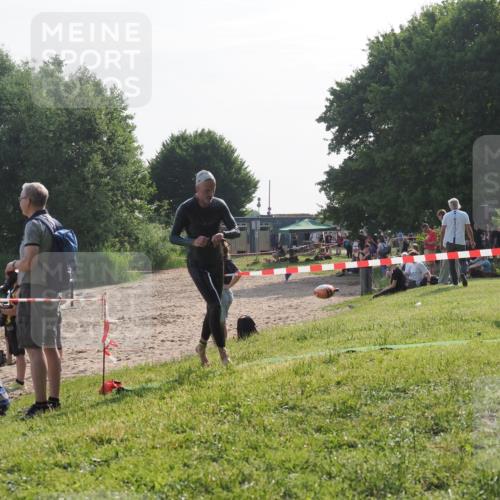 15.06.2025 - 27. Vierlanden-Triathlon KatJ http://msf.ph/oto/7984716 15.06.2025 08:58:08 Schwimmen 151, 157 meine-sportfotos.de