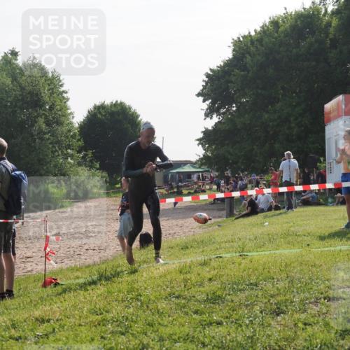 15.06.2025 - 27. Vierlanden-Triathlon KatJ http://msf.ph/oto/7984727 15.06.2025 08:58:08 Schwimmen 151, 157 meine-sportfotos.de