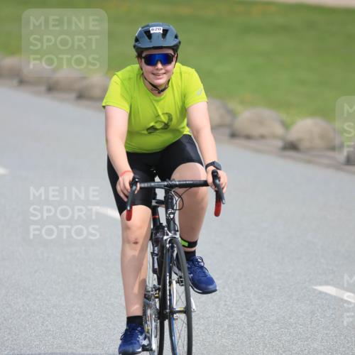 15.06.2025 - 27. Vierlanden-Triathlon H.Heesch http://msf.ph/oto/7984731 15.06.2025 11:02:07 Radfahren 125, 620, 713, 749 meine-sportfotos.de