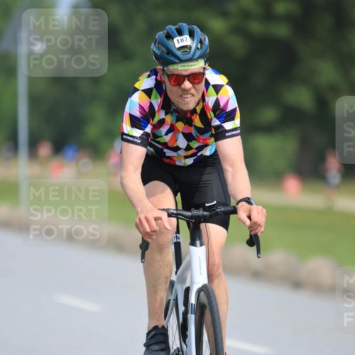 21.06.2025 - 27. Vierlanden-Triathlon H.Heesch http://msf.ph/oto/7984733 15.06.2025 11:23:36 Radfahren 187 meine-sportfotos.de