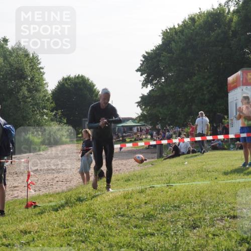 15.06.2025 - 27. Vierlanden-Triathlon KatJ http://msf.ph/oto/7984737 15.06.2025 08:58:08 Schwimmen 151, 157 meine-sportfotos.de