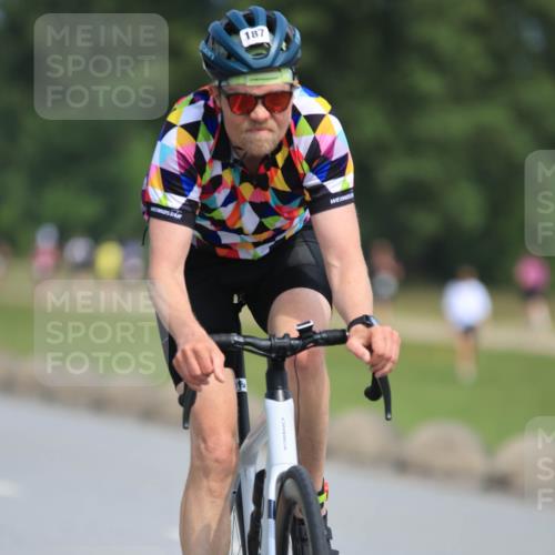 21.06.2025 - 27. Vierlanden-Triathlon H.Heesch http://msf.ph/oto/7984744 15.06.2025 11:23:36 Radfahren 187 meine-sportfotos.de
