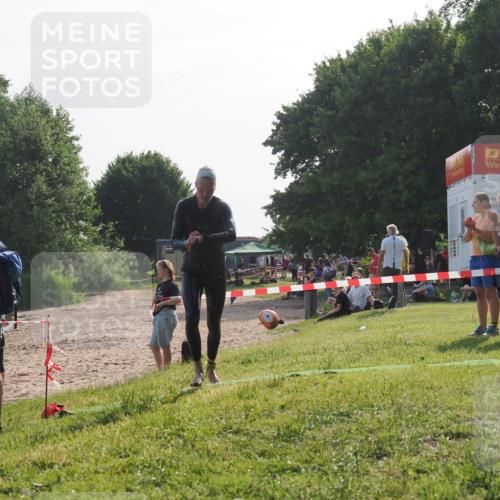 15.06.2025 - 27. Vierlanden-Triathlon KatJ http://msf.ph/oto/7984745 15.06.2025 08:58:08 Schwimmen 151, 157 meine-sportfotos.de