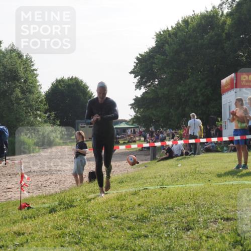 15.06.2025 - 27. Vierlanden-Triathlon KatJ http://msf.ph/oto/7984754 15.06.2025 08:58:09 Schwimmen 151, 157 meine-sportfotos.de