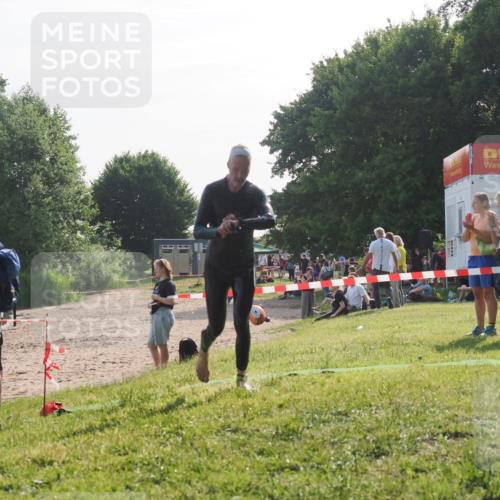 15.06.2025 - 27. Vierlanden-Triathlon KatJ http://msf.ph/oto/7984773 15.06.2025 08:58:09 Schwimmen 151, 157 meine-sportfotos.de