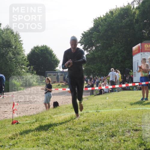 15.06.2025 - 27. Vierlanden-Triathlon KatJ http://msf.ph/oto/7984778 15.06.2025 08:58:09 Schwimmen 151, 157 meine-sportfotos.de