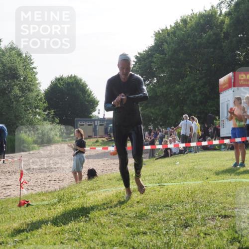 15.06.2025 - 27. Vierlanden-Triathlon KatJ http://msf.ph/oto/7984785 15.06.2025 08:58:09 Schwimmen 151, 157 meine-sportfotos.de
