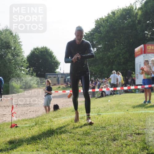 15.06.2025 - 27. Vierlanden-Triathlon KatJ http://msf.ph/oto/7984791 15.06.2025 08:58:10 Schwimmen 151, 157 meine-sportfotos.de