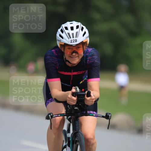 21.06.2025 - 27. Vierlanden-Triathlon H.Heesch http://msf.ph/oto/7984798 15.06.2025 11:23:45 Radfahren 204, 228, 780 meine-sportfotos.de
