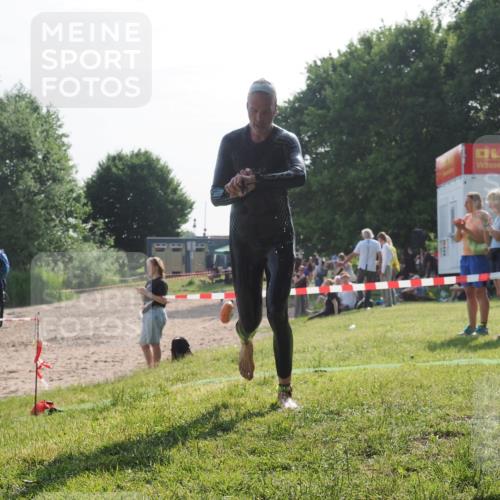 15.06.2025 - 27. Vierlanden-Triathlon KatJ http://msf.ph/oto/7984804 15.06.2025 08:58:10 Schwimmen 151, 157 meine-sportfotos.de