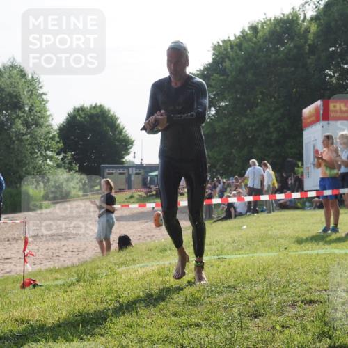 15.06.2025 - 27. Vierlanden-Triathlon KatJ http://msf.ph/oto/7984809 15.06.2025 08:58:10 Schwimmen 151, 157 meine-sportfotos.de