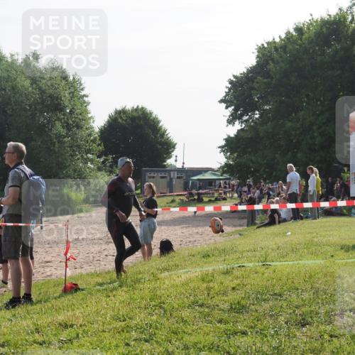 15.06.2025 - 27. Vierlanden-Triathlon KatJ http://msf.ph/oto/7984816 15.06.2025 08:58:14 Schwimmen 151, 157, 232 meine-sportfotos.de