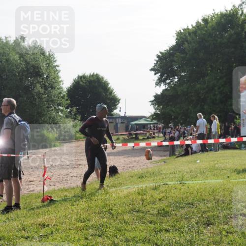 15.06.2025 - 27. Vierlanden-Triathlon KatJ http://msf.ph/oto/7984834 15.06.2025 08:58:14 Schwimmen 151, 157, 232 meine-sportfotos.de