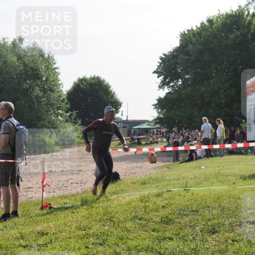 15.06.2025 - 27. Vierlanden-Triathlon KatJ http://msf.ph/oto/7984845 15.06.2025 08:58:15 Schwimmen 151, 157, 232 meine-sportfotos.de