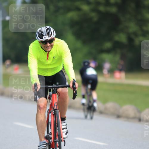 21.06.2025 - 27. Vierlanden-Triathlon H.Heesch http://msf.ph/oto/7984847 15.06.2025 11:24:28 Radfahren 161, 213 meine-sportfotos.de