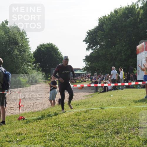 15.06.2025 - 27. Vierlanden-Triathlon KatJ http://msf.ph/oto/7984857 15.06.2025 08:58:15 Schwimmen 151, 157, 232 meine-sportfotos.de