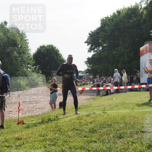 15.06.2025 - 27. Vierlanden-Triathlon KatJ http://msf.ph/oto/7984868 15.06.2025 08:58:15 Schwimmen 151, 157, 232 meine-sportfotos.de