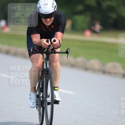 21.06.2025 - 27. Vierlanden-Triathlon H.Heesch http://msf.ph/oto/7984876 15.06.2025 11:24:52 Radfahren 199, 252, 693 meine-sportfotos.de