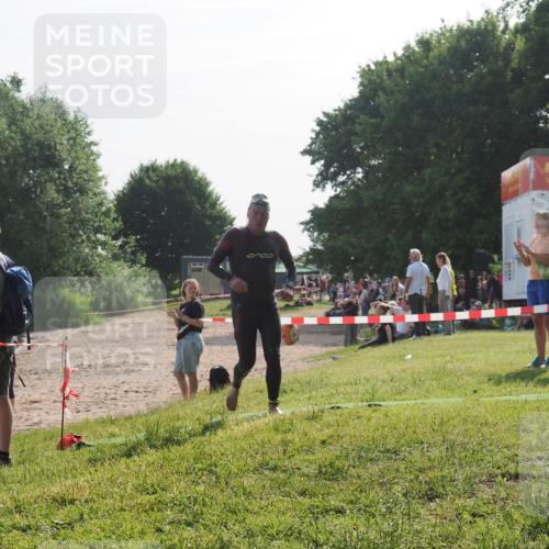 15.06.2025 - 27. Vierlanden-Triathlon KatJ http://msf.ph/oto/7984877 15.06.2025 08:58:15 Schwimmen 151, 157, 232 meine-sportfotos.de
