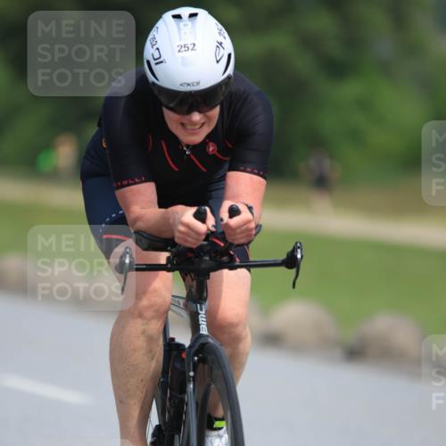 21.06.2025 - 27. Vierlanden-Triathlon H.Heesch http://msf.ph/oto/7984882 15.06.2025 11:24:53 Radfahren 199, 252, 693 meine-sportfotos.de
