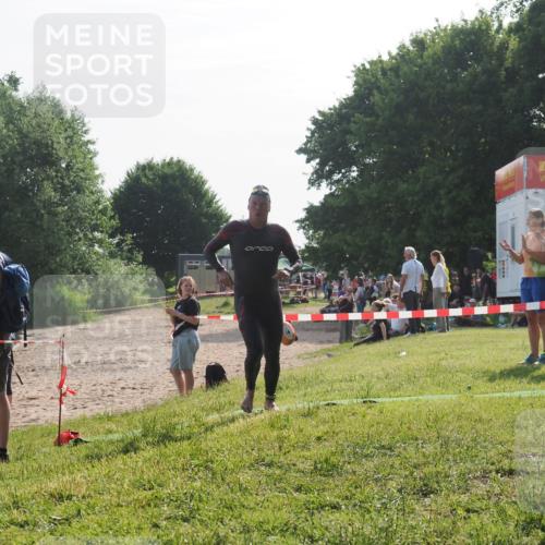 15.06.2025 - 27. Vierlanden-Triathlon KatJ http://msf.ph/oto/7984885 15.06.2025 08:58:15 Schwimmen 151, 157, 232 meine-sportfotos.de