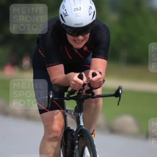 21.06.2025 - 27. Vierlanden-Triathlon H.Heesch http://msf.ph/oto/7984890 15.06.2025 11:24:53 Radfahren 199, 252, 693 meine-sportfotos.de