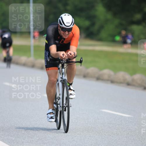 21.06.2025 - 27. Vierlanden-Triathlon H.Heesch http://msf.ph/oto/7984902 15.06.2025 11:24:59 Radfahren 22, 81, 693, 970 meine-sportfotos.de