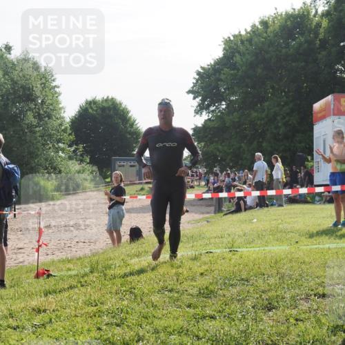 15.06.2025 - 27. Vierlanden-Triathlon KatJ http://msf.ph/oto/7984906 15.06.2025 08:58:16 Schwimmen 151, 157, 232 meine-sportfotos.de